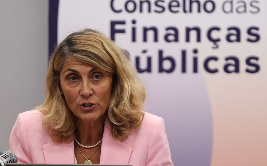 Nazaré Costa Cabral, do Conselho das Finanças Públicas, responde a críticas no Parlamento