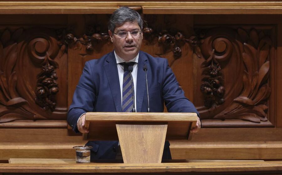 Eurico Brilhante Dias, líder da bancada socialista, apresenta esta sexta-feira as propostas de alteração ao OE.