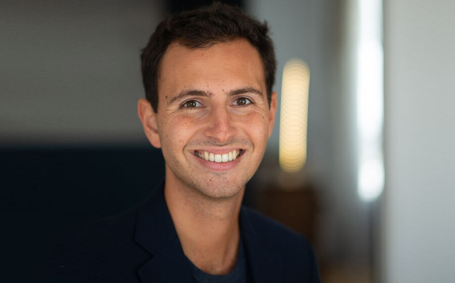 Samuel Fitoussi vai procurar respostas nas ciências sociais (o livro está repleto de estudos) para tentar explicar as dinâmicas sociais e morais dos intelectuais no seu raio de ação. 