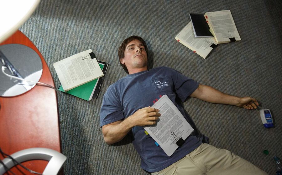 Michael Burry interpretado pelo ator Christian Bale, no filme 'The Big Short - A Queda de Wall Street'