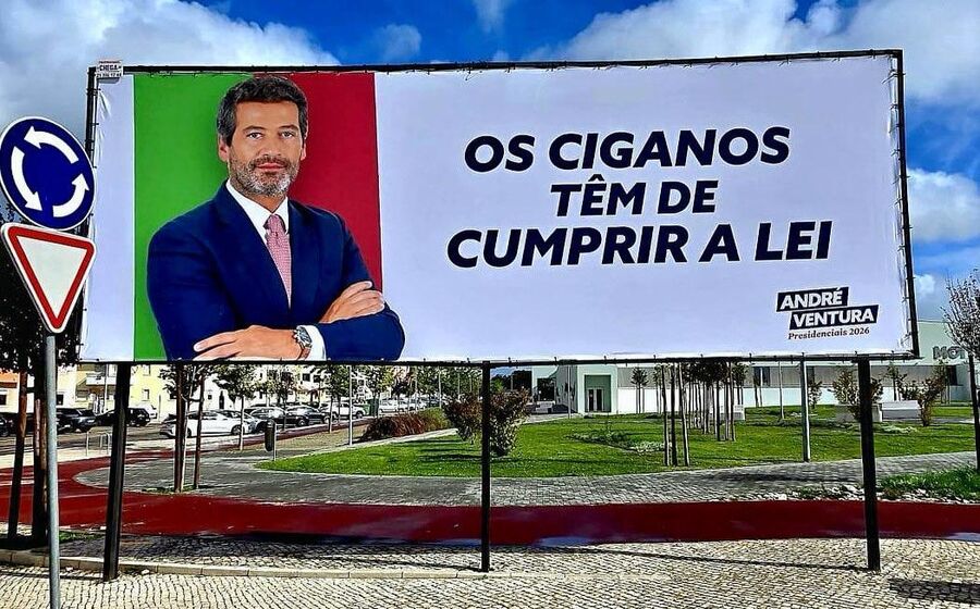 Inquérito aberto a cartazes do Chega com mensagens sobre lei e comunidade cigana