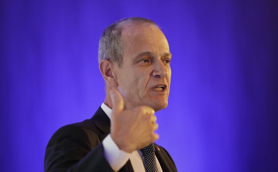 Miguel Maya discursa num evento com um gesto positivo