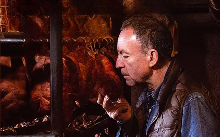 A arte de cozinhar carne de porco homenageia a riqueza sensorial do animal.
