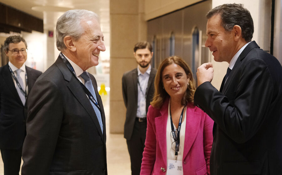 Miguel Athayde Marques, presidente da AEM, Isabel Ucha, presidente da Euronext Lisbon, e o primeiro-ministo, Luís Montenegro, conversam à chegada ao Portugal Capital Markets Day 2025.