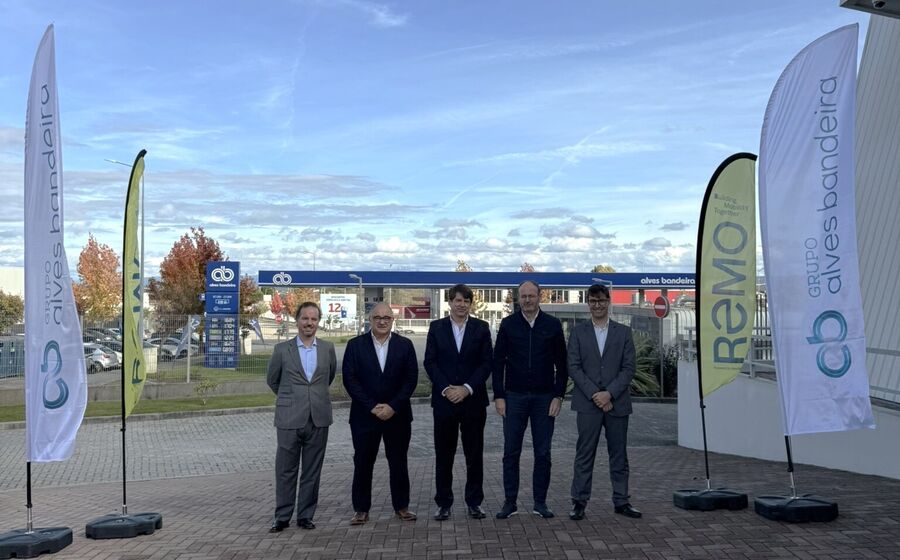 Da esquerda para direita:  José Pedro Freitas, Presidente da REMO; Rui Bandeira, Presidente do Grupo Alves Bandeira; Luís Miguel Castanheira, CEO REMO; João Pedro Justo, Administrador Executivo Grupo Alves Bandeira; Ricardo Pereira, CFO REMO