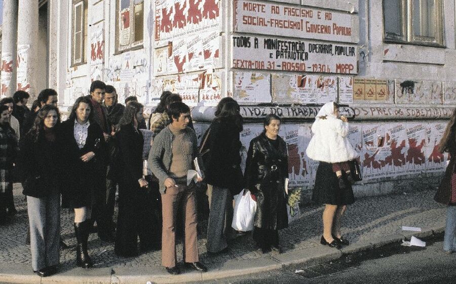Lisboa, 1975: cartazes apelam ao fim do fascismo e à manifestação popular