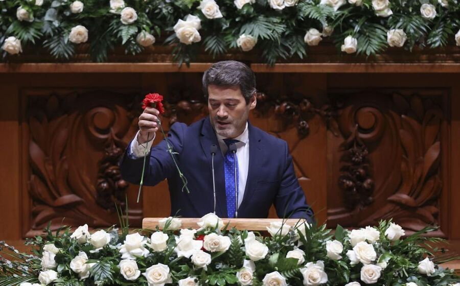 André Ventura retira os cravos vermelhos