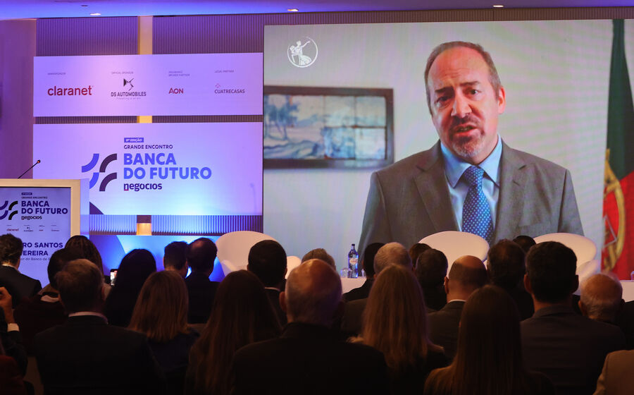 Álvaro Santos Pereira alertou para a necessidade de garantir que a inovação tecnológica não compromete a segurança, a inclusão e a confiança no sistema financeiro.