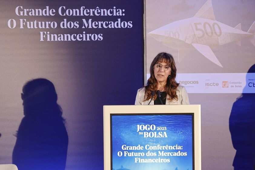 Helena Carreiras alertou para a necessidade de repensar o futuro num contexto global marcado por profundas transformações políticas e sociais.