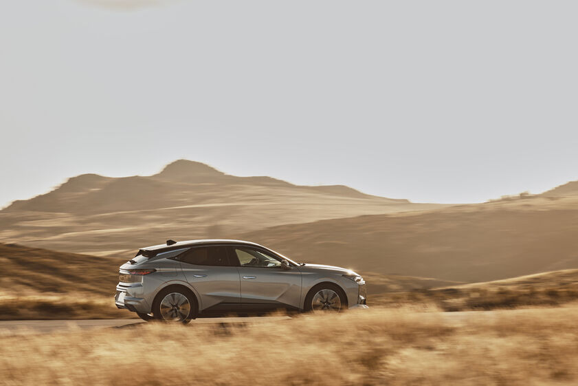 DS Nº4, a nova berlina compacta, apresentada no Porto com motorização eletrificada