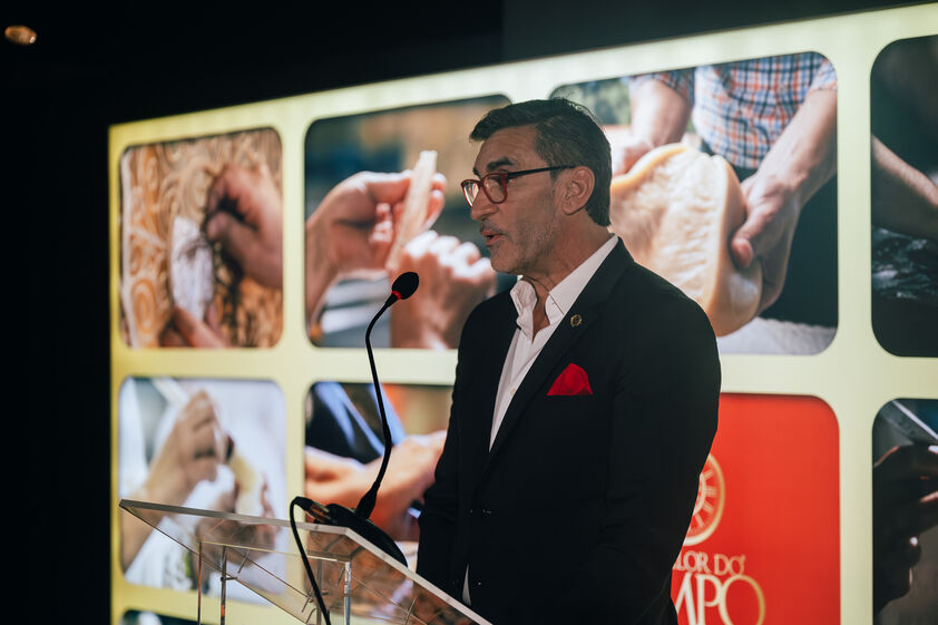 Inauguração de galeria celebra artesãos na Rua das Flores, Porto.
