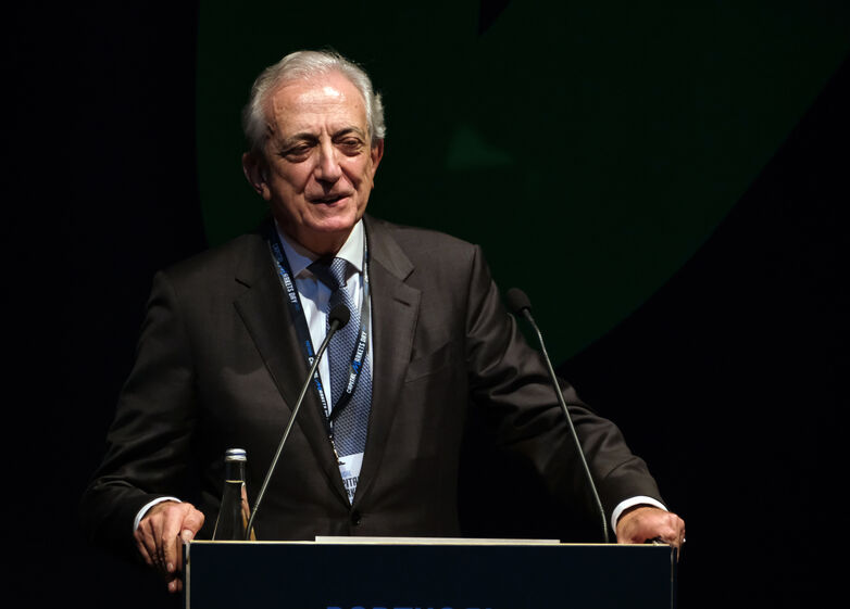 Miguel Athayde Marques, presidente da AEM, Isabel Ucha, presidente da Euronext Lisbon, e o primeiro-ministo, Luís Montenegro, conversam à chegada ao Portugal Capital Markets Day 2025.