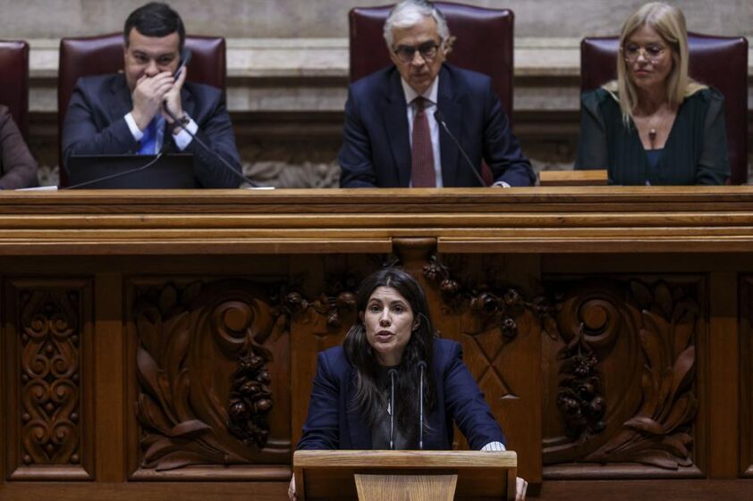 Debate parlamentar sobre o Orçamento do Estado, com críticas do PCP e CDS