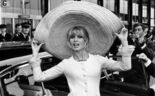Brigitte Bardot posa com um enorme sombrero que trouxe do México, ao chegar ao Aeroporto de Orly, em Paris, França, a 27 de maio de 1965.