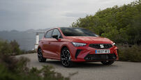 Seat Ibiza e Arona renovados em Ibiza, marcando o 75.º aniversário da marca.
