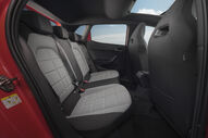 Interior renovado do Seat Arona e Ibiza, com bancos confortáveis e espaço amplo