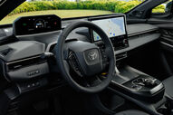 Interior do Toyota bZ4X, modelo elétrico com autonomia até 569 km.
