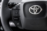 Volante Toyota bZ4X: design e controlos intuitivos para uma condução mais fácil.
