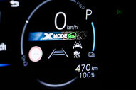 Painel do Toyota bZ4X exibe 470 km de autonomia e modo X ativo