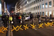 Protesto de agricultores em Bruxelas com cordão policial