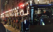Tratores estacionados numa rua de Bruxelas durante um protesto noturno