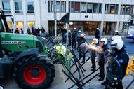 Agricultores protestam em Bruxelas com tratores e confronto com a polícia