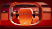 Volante futurista da Citroën, com design laranja e comandos integrados