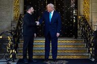  Volodymyr Zelensky e Donald Trump encontram-se em Mar-a-Lago, na Florida, para discutir o plano de paz para a Ucrânia