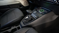 Interior do Kia Stonic com carregamento de smartphone e detalhes modernos