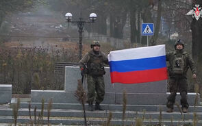 Exército russo divulga vídeo do que diz ser um militar com a bandeira russa em Pokrovsk  