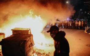 Confrontos violentos em Sófia após protesto contra proposta orçamental