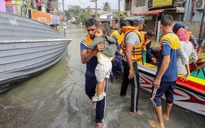 Cheias no Sri Lanka provocam resgates e mortes