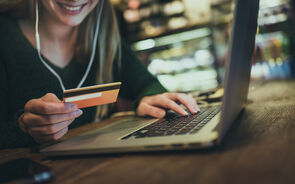 Compras online disparam: americanos gastam milhões entre a Black Friday e Cyber Monday