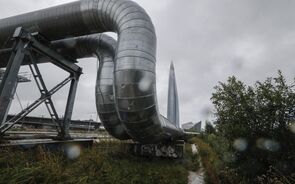 UE acorda interdição da importação de gás russo até outono de 2027