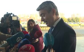 José Luís Carneiro visita Marcelo no hospital e leva-lhe um presente