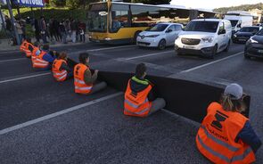 Protesto ambiental: ativistas bloqueiam estrada em Portugal devido às alterações climáticas