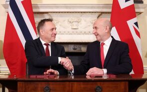 Ministros da Defesa britânico, John Healey, e norueguês, Tore Sandvik.