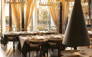 Restaurante Authentic, do 'chef' Miguel Sequeira, apresenta mesas de luxo no Porto.
