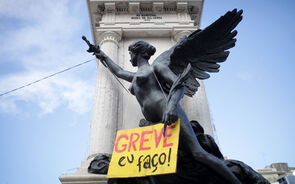 Estátua com cartaz "Greve, eu faço!", em protesto contra alterações laborais em Portugal