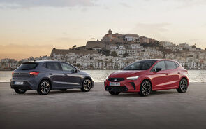 Dois carros Seat Ibiza exibidos em Ibiza, Espanha