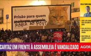 Greve geral: Cartaz em frente à Assembleia é vandalizado