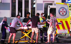 
Pelo menos 12 mortos após tiroteio em Sydney. Um dos atiradores está entre as vítimas mortais