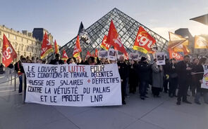 Trabalhadores do Museu do Louvre em greve por melhores condições de trabalho 
