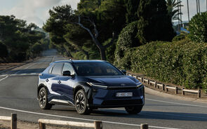 Um carro elétrico Toyota bZ4X na estrada