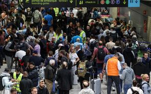 Imagem de arquivo de filas de espera no aeroporto de Lisboa