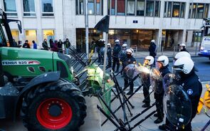 Agricultores protestaram recentemente em Bruxelas com tratores e confronto com a polícia