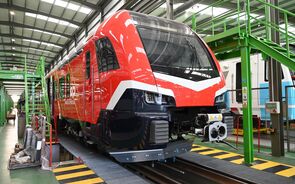 A primeira automotora das 22 adquiridas à Stadler para o serviço regional já foi entregue.