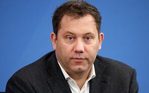 Retrato de Lars Klingbeil num fundo azul