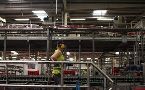 Mercado de trabalho enfrenta desafios com imigração e inteligência artificial, apesar de fatores favoráveis.