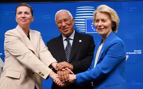 Costa, Frederiksen e Von der Leyen celebram apoio à Ucrânia em Bruxelas.
